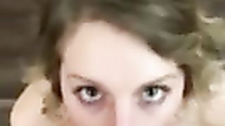 Симпатичная соседка стала коленками на подушку и взяла в рот огромный писюн