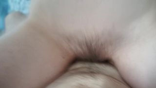 Блондинка с маленькими дойками прыгает небритой вагиной на писюне своего друга