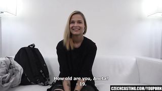 Молодая лесбиянка лижется с тёлкой и трахается с мужиком на кастинге